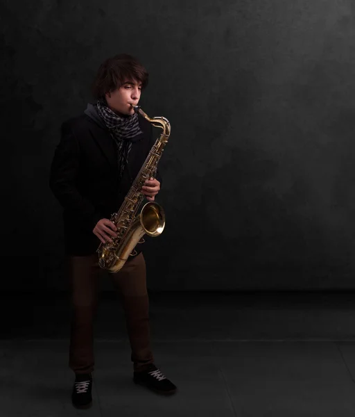 Ung musiker spelar på saxofon — Stockfoto