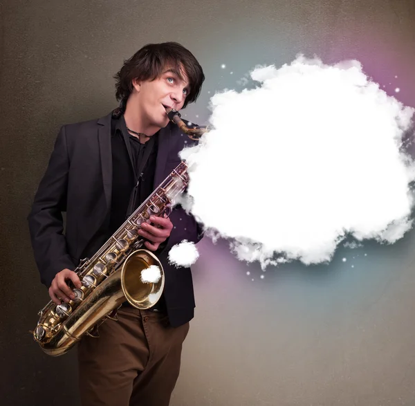 年轻人在白云中弹奏萨克斯风 — 图库照片