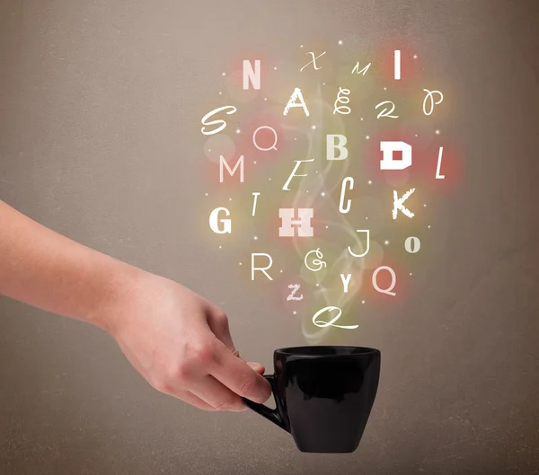 Кофейная чашка с красочными буквами — стоковое фото