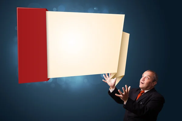 Divertido hombre de negocios presentando moderno espacio de copia de origami — Foto de Stock