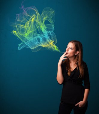 Güzel bayan renkli dumanlı sigara içiyor.