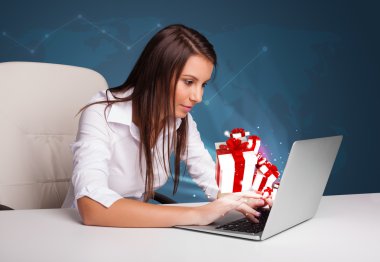 masada oturan ve laptop ile mevcut bo tipik güzel Bayan