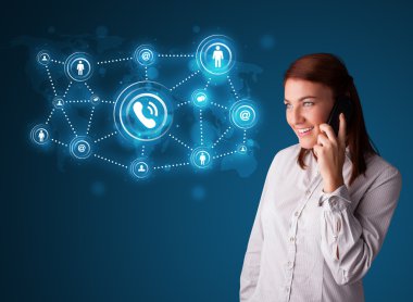 Güzel kız sosyal ağ simgeleriyle telefon görüşmesi yapıyor