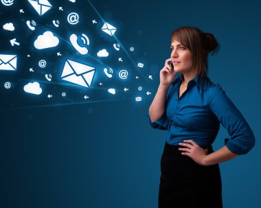 Genç bayan mesaj simgeleriyle telefon görüşmesi yapıyor