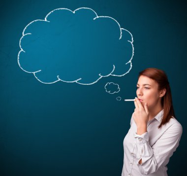 Fikir bulutuyla sigara içen güzel bayan