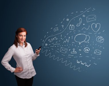 Çeşitli modern teknoloji simgeleriyle akıllı telefonda yazan kız
