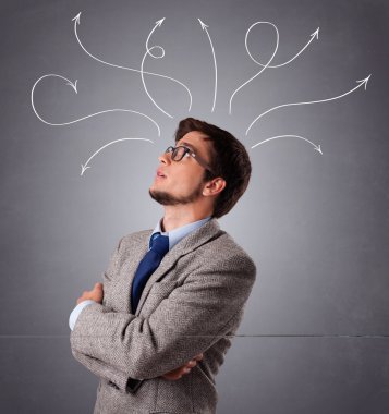 Genç adam kafasında oklarla düşünüyor.