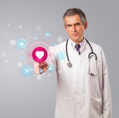 Orta yaşlı doktor modern tıbbi düğmeye basıyor.