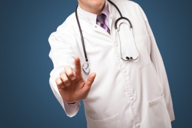 Orta yaşlı doktor fotokopi aletiyle el kol hareketi yapıyor
