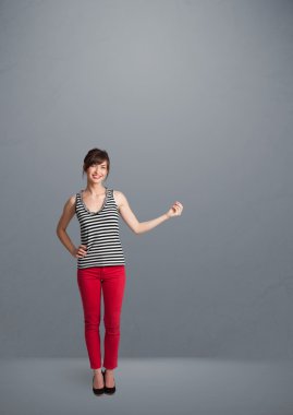 Fotokopi almakla meşgul güzel bayan.