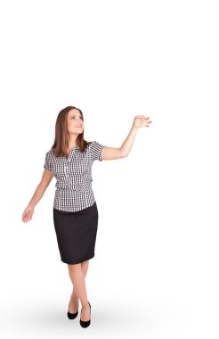 Kopya alanıyla el kol hareketi yapan genç bayan.