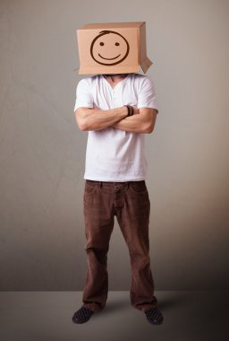 genç adam smiley ile kafasına bir karton kutu ile el hareketi