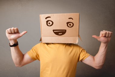 genç adam smiley ile kafasına bir karton kutu ile el hareketi