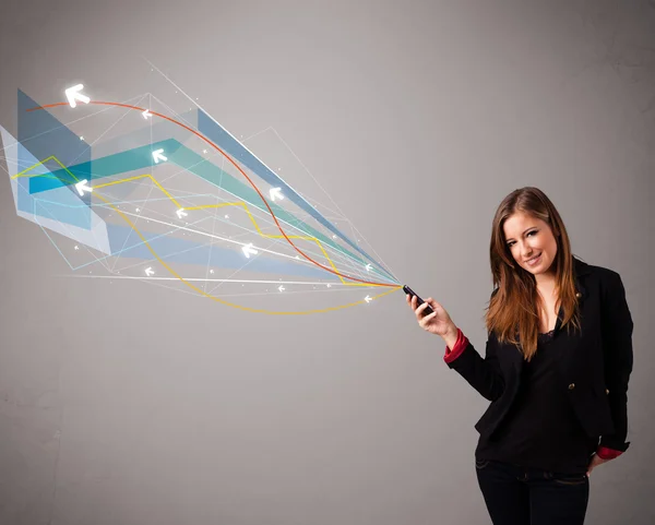 Bastante joven sosteniendo un teléfono con líneas abstractas de colores a — Foto de Stock