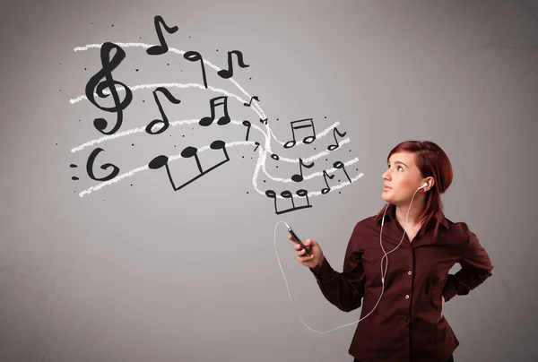 Aantrekkelijke jonge dame zingen en luisteren naar muziek met musica — Stockfoto