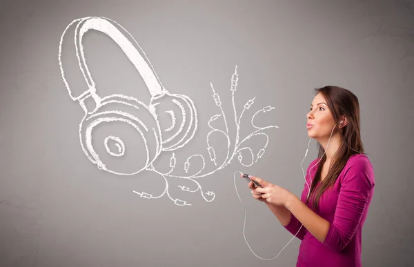 Mujer joven cantando y escuchando música con auriculares abstractos —  Fotos de Stock
