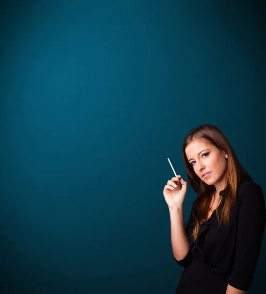 Hermosa mujer fumar cigarrillo vith espacio de copia — Foto de Stock