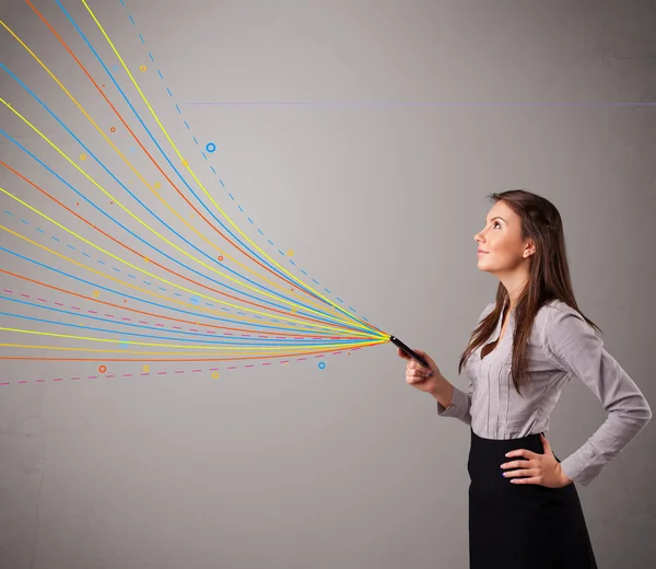 Ragazza felice in possesso di un telefono con linee colorate astratte — Foto Stock