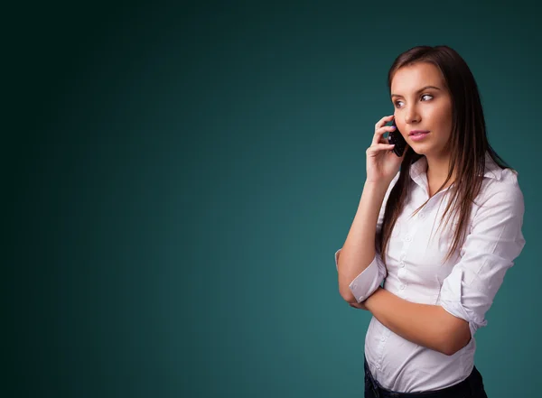 Mladá žena telefonovat s kopírovacím prostorem — Stock fotografie