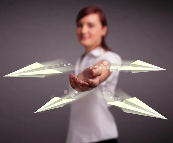 Linda senhora jogando origami aviões — Fotografia de Stock