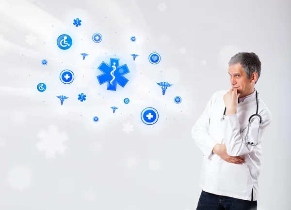 Доктор з синіми медичними іконками — стокове фото