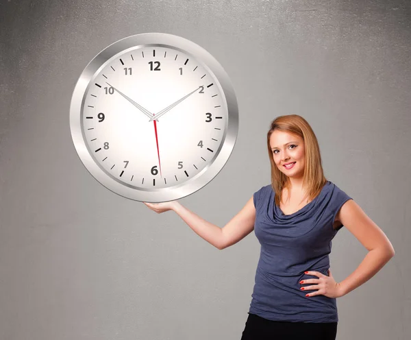 Attraktive Dame mit riesiger Uhr — Stockfoto