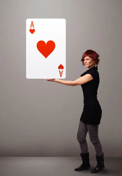 Krásná žena drží červené srdce eso — Stock fotografie