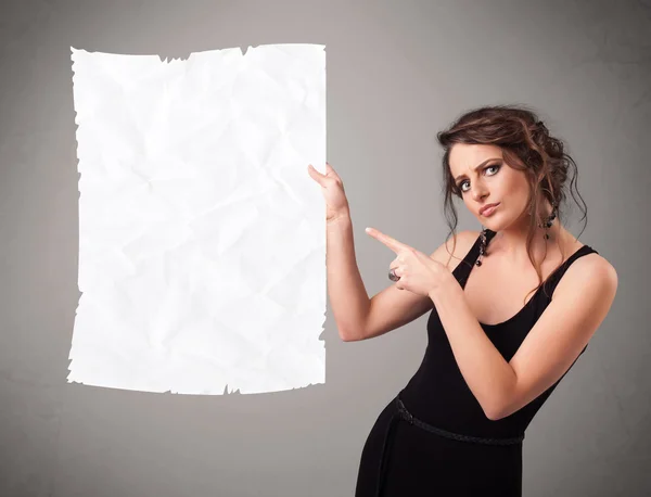 Menina segurando crumpled espaço papel branco cópia — Fotografia de Stock