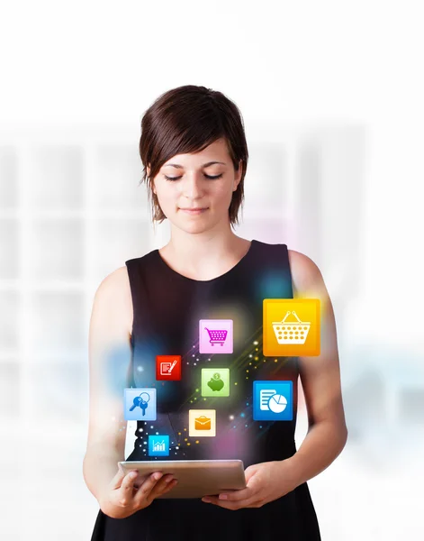 Jeune femme regardant tablette moderne avec des icônes colorées — Photo