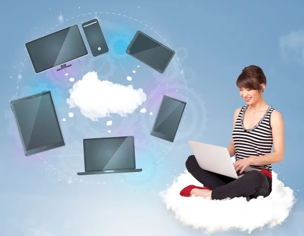 Junges Mädchen sitzt auf Wolke und genießt Cloud-Netzwerkdienst — Stockfoto