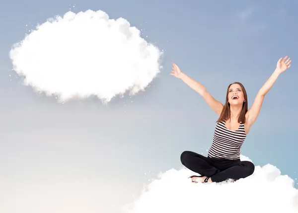 Jeune fille assise sur le nuage et pensant à bulbe de discours abstrait — Photo