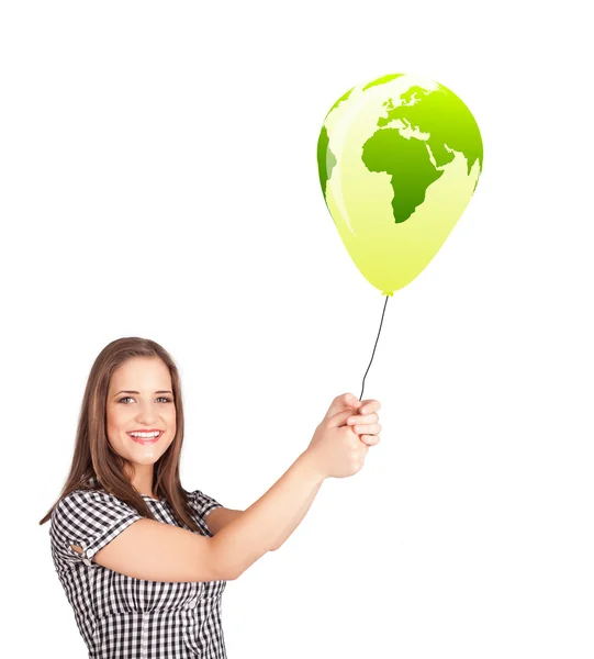 Szczęśliwa pani trzyma zielony balon globu — Zdjęcie stockowe