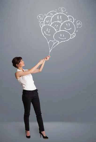 Mujer feliz sosteniendo globos sonrientes dibujo —  Fotos de Stock