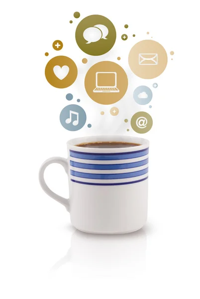 Taza de café con iconos sociales y de medios de comunicación en burbujas de colores — Foto de Stock