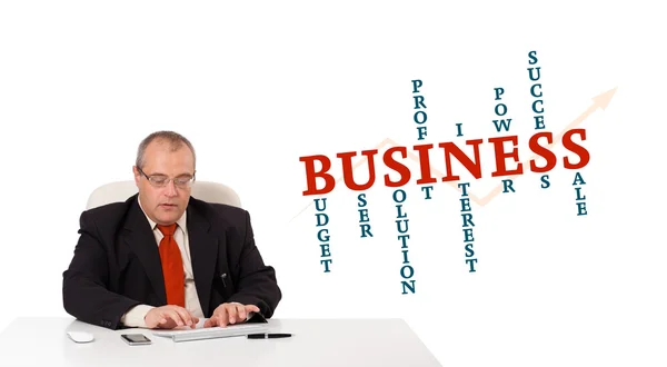 Бизнесмен, сидящий за рабочим столом и нажимающий на клавиатуру со словом clo — стоковое фото