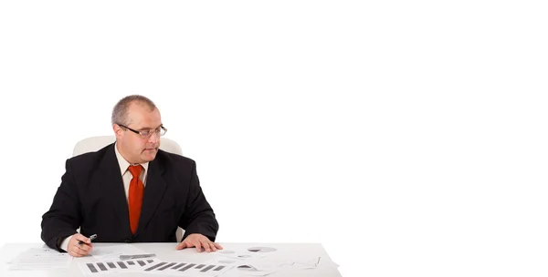 Biznesmen siedząc przy biurku z kopia miejsce — Zdjęcie stockowe