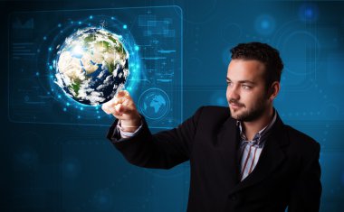 Genç işadamı yüksek teknolojili 3 boyutlu dünya paneline dokunuyor