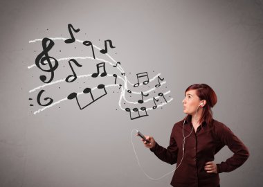 şarkı ve müzik musica ile çekici genç hanım