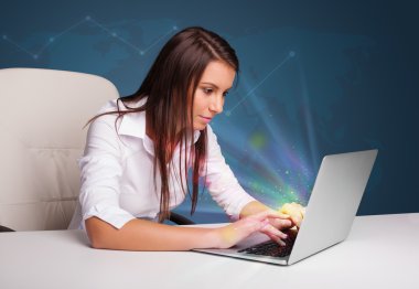 masada oturan ve abstra ile laptop tipik güzel kadın