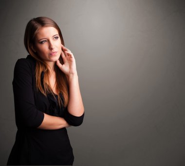 Boş fotokopi alanı olan güzel bir kadın.