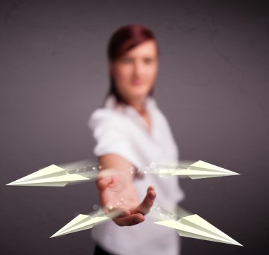Origami uçaklarını fırlatan güzel bayan.