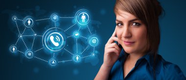 Güzel kız sosyal ağ simgeleriyle telefon görüşmesi yapıyor
