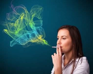 Güzel bayan renkli dumanlı sigara içiyor.