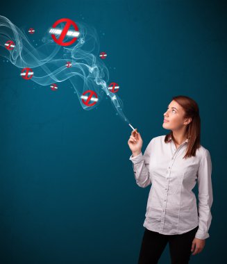 Sigara içmeyen tehlikeli sigara içen genç bir kadın.