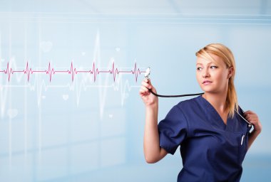 Güzel doktor kırmızı nabız ve kalp atışlarını dinliyor.