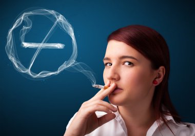 Sigara içmeyen sağlıksız sigara içen genç bayan.