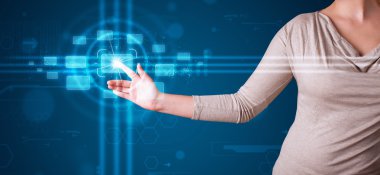 Kadın, modern düğmelere basıyor.