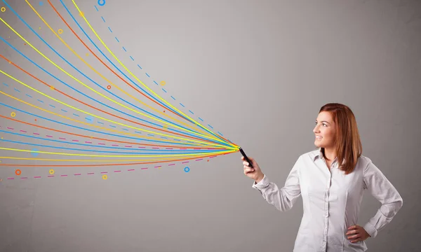 Menina feliz segurando um telefone com linhas abstratas coloridas — Fotografia de Stock