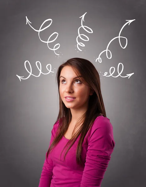 Jeune femme pensant avec des flèches au-dessus — Photo