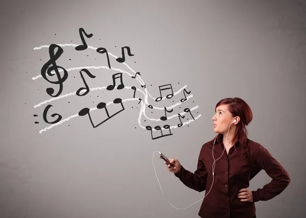 Aantrekkelijke jonge dame zingen en luisteren naar muziek met musica — Stockfoto